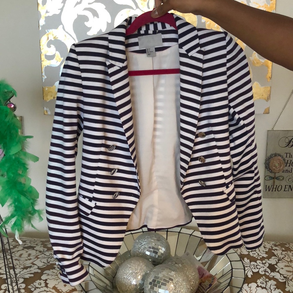 H&M Navy and White curve hugging Blazer!